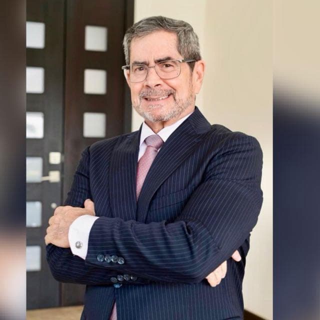 Foto de Dr. Carlos Hernán Robles Macaya